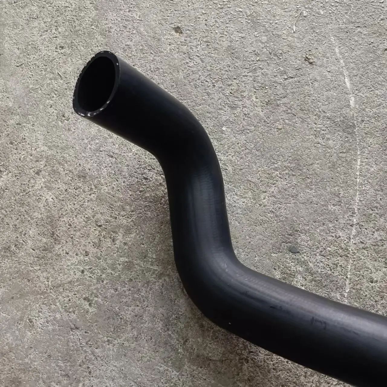 SHACMAN Delong F3000 Intercooler Hose Upper Water Pipe DZ9112538062 - Image 2