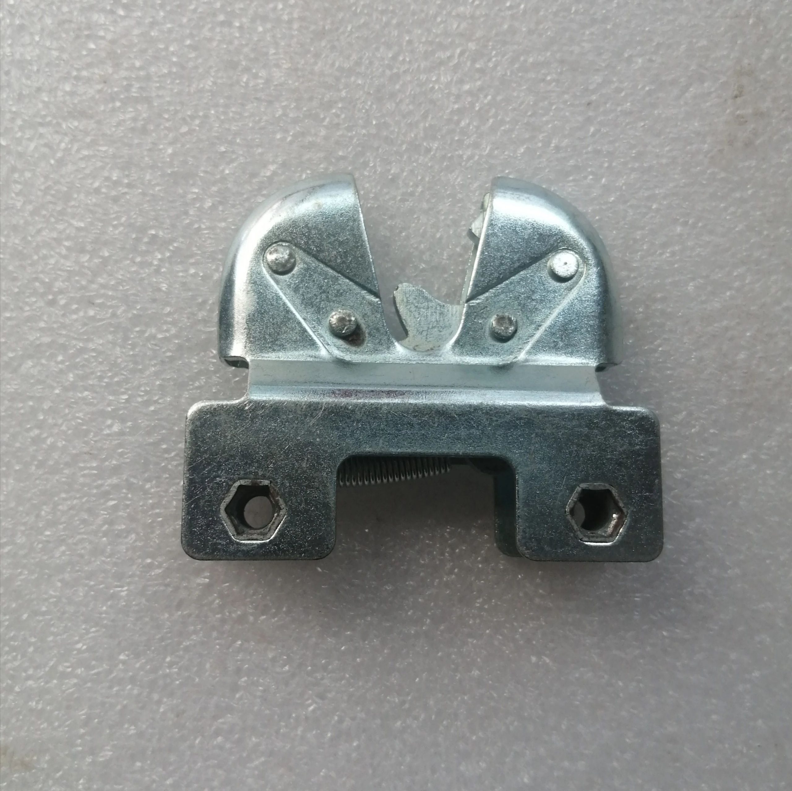 SINOTRUK HOWO T7H T5G Steyr Front Grille Panel Hood Lock Assembly WG1671110113 - Image 3