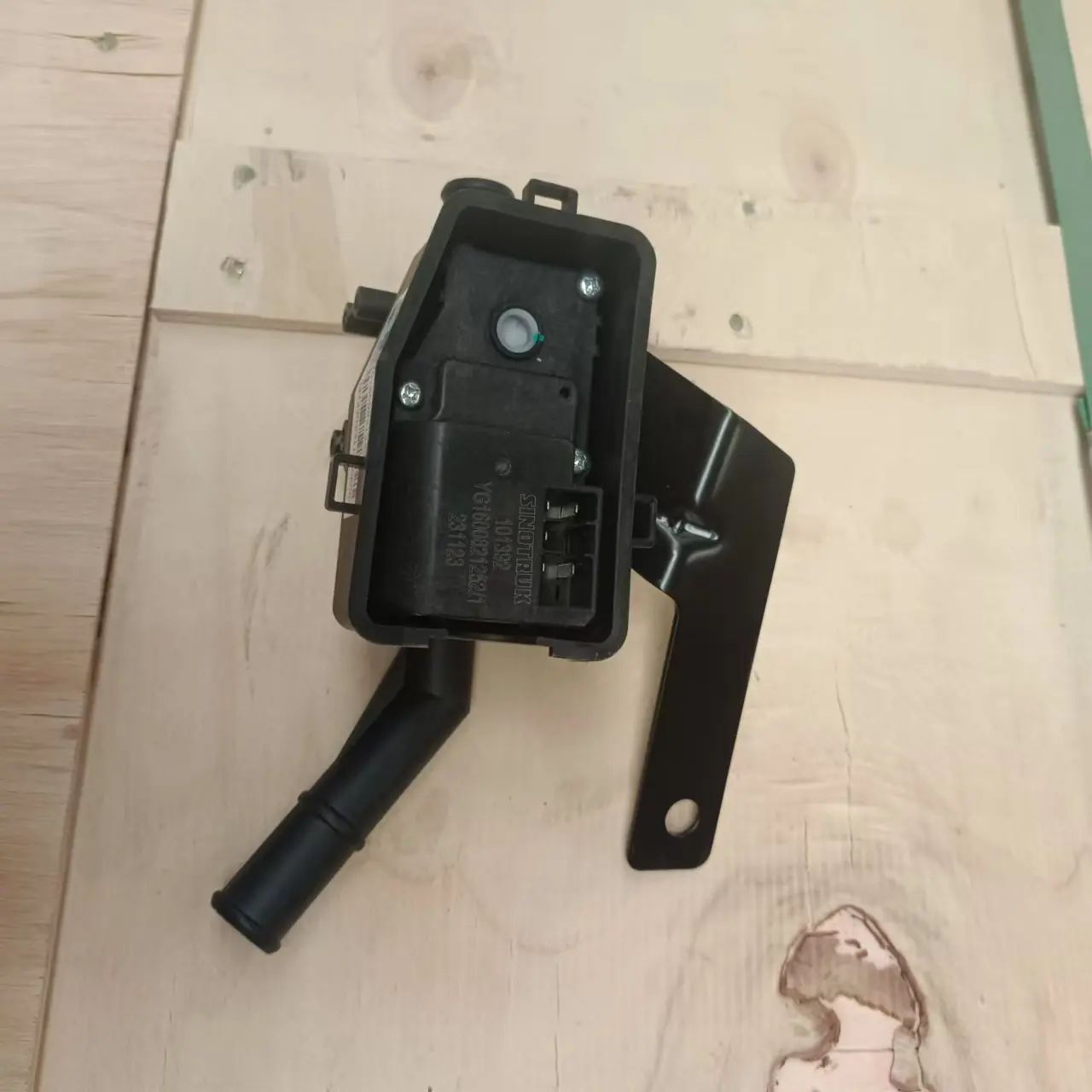 SINOTRUK HOWO TX Heater Control Water Valve Assembly YG1600821252 - Image 2