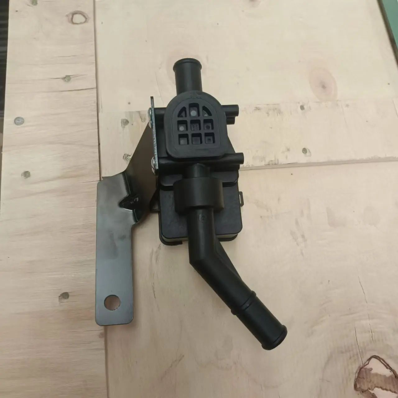 SINOTRUK HOWO TX Heater Control Water Valve Assembly YG1600821252
