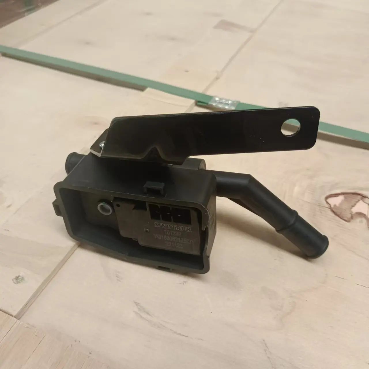 SINOTRUK HOWO TX Heater Control Water Valve Assembly YG1600821252 - Image 3